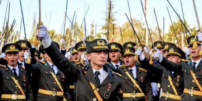 Disiplin Kurulu Başkanı korgeneral teğmenlerin ihracından sonra istifa etti