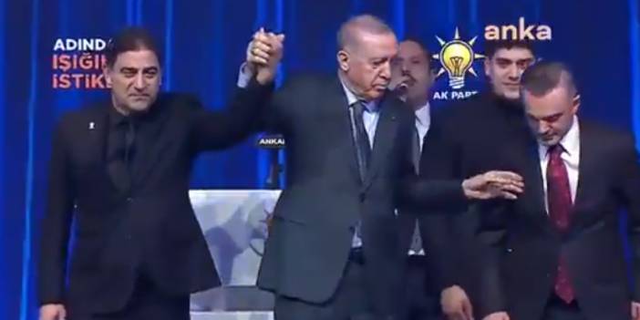 AKP kongresinde ilginç anlar: Erdoğan o ismi eliyle itti