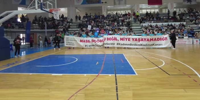 'Nasıl doğduğu değil, niye yaşayamadığı' pankartıyla sahaya çıktılar
