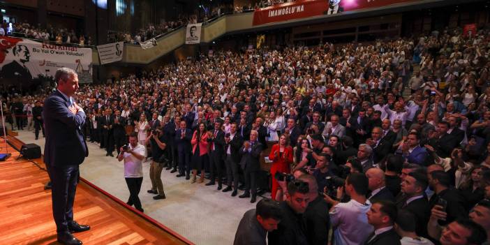 CHP, "Demokrasi ve adaletin 100. KARA gününde" toplandı: Özgür Özel'den LeMan Dergisi açıklaması