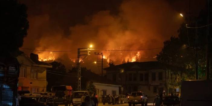 Sakarya'da yangın yerleşim alanlarına yayılıyor! İki mahalle boşaltıldı