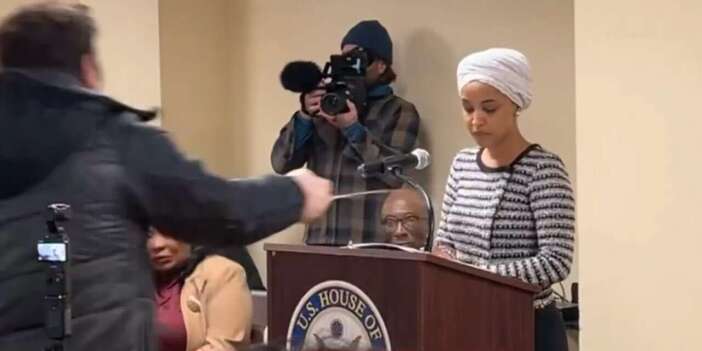Kürsüde konuşan Ilhan Omar'a şırıngalı saldırı