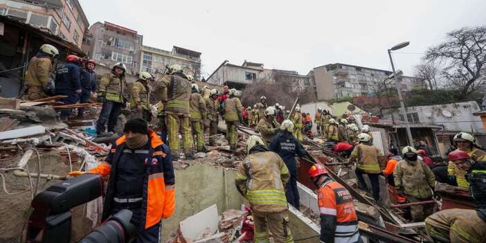 Çöken binada yakınları kalan vatandaş: Sağ salim çıkmalarını bekliyoruz