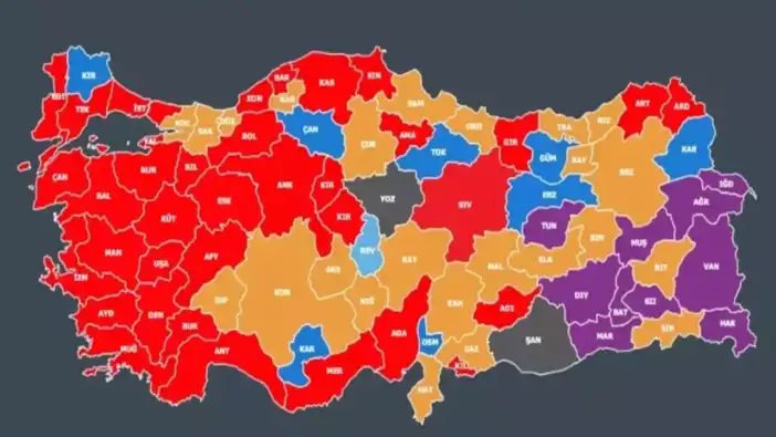 Son anketin 'en'leri: '9,95' puanlık fark iktidarı değiştirdi, barajı 4 parti aştı