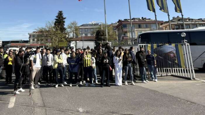 Fenerbahçe taraftarları Tedesco'ya destek için Samandıra'ya gitti
