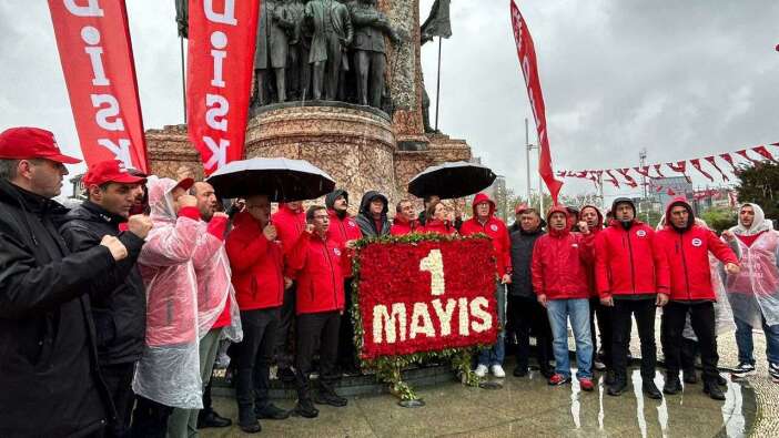 DİSK’ten Taksim Meydanı'na çelenk