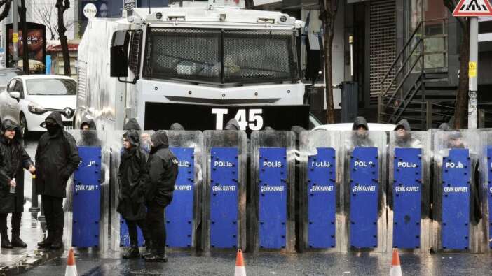 İşçiler Taksim'e yürümek istiyor: Valilik kenti kapattı, Mecidiyeköy'de OHAL