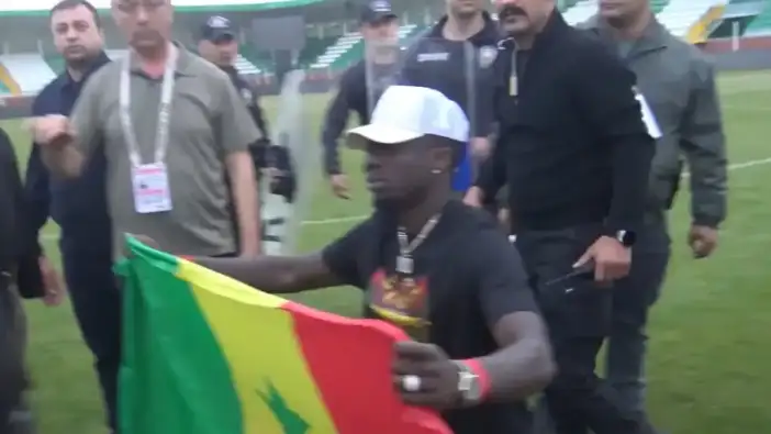 Senegal bayrağı açan Diagne az daha gözaltına alınıyormuş: DEM Partili vekiller araya girdi...