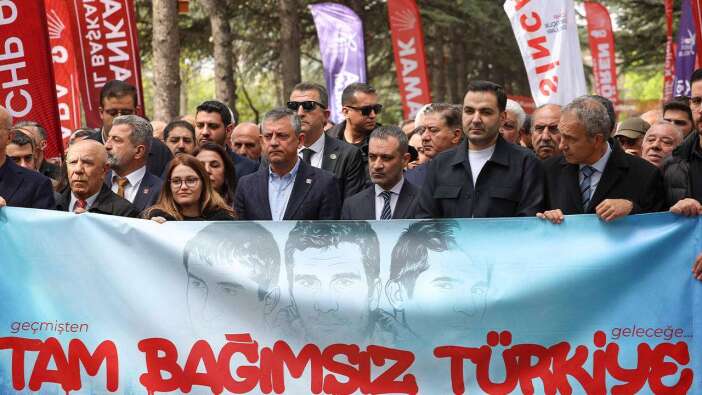 Özgür Özel Denizler'in anmasına katıldı: Bağımsızlık, eşitlik ve özgürlük için yürüyoruz