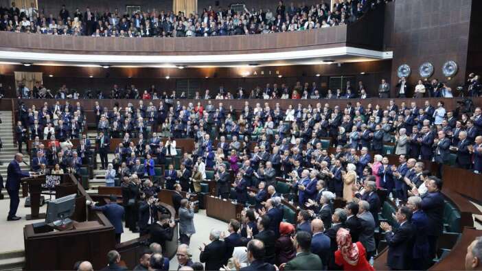 AK Parti grup toplantısında yeni dönem: Bakanlar soruları yanıtlamadı