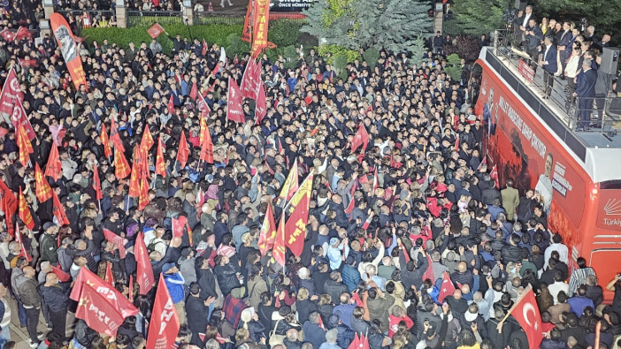 Özgür Özel’den nöbet ilanı: "AK Parti yargısı değil CHP’liler karar verene kadar buradayım"