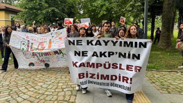 Bilgi Üniversitesi öğrencileri, Erdoğan'ın kapatma kararını protesto etti