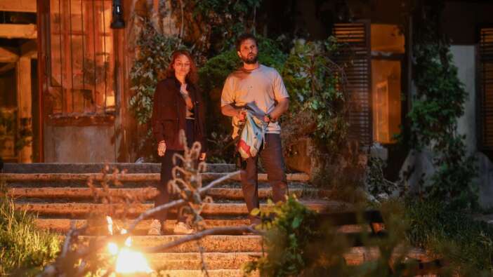 Aras Bulut İynemli'nin yeni dizisi "Eve Giden Yol" dizisinden yeni kareler