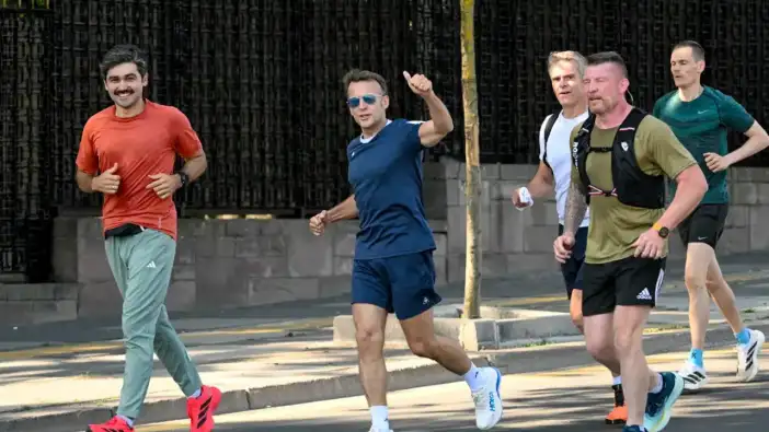 Macron koşsun diye Seğmenler yurttaşlara kapatıldı: Boş parkta bariyerler arkasında koştu!