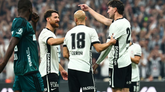 Beşiktaş'ta sakatlık şoku: Yıldız oyuncu ilk yarıyı tamamlayamadı