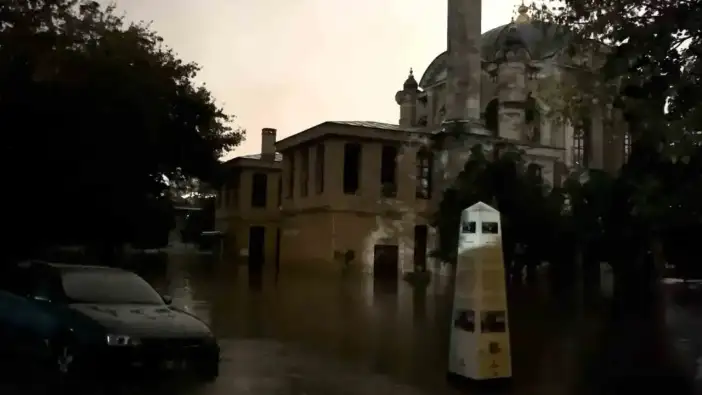 Kağıthane Deresi taştı: Tarihi Sadabad Camisi sular altında