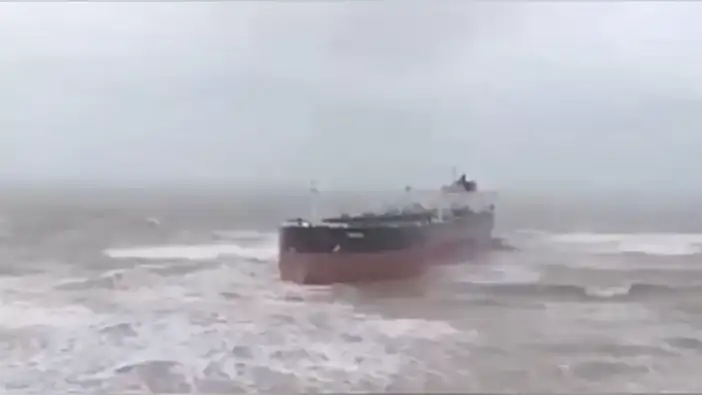 Sarıyer açıklarında sürüklenen gemi karaya oturdu