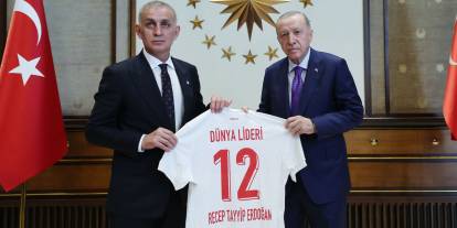 TFF Başkanı Hacıosmanoğlu'ndan Erdoğan'a "Dünya Lideri" yazılı forma hediyesi