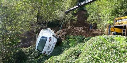 Rize'de korkutan heyelan: Minibüs uçtu, evler hasar gördü