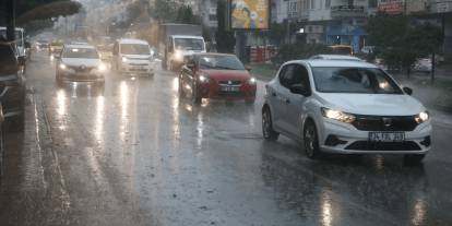 Antalya’da şiddetli yağmur hayatı olumsuz etkiledi: Trafik felç oldu