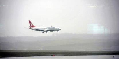 Antalya'da hava ulaşımına fırtına engeli: Uçaklar havalimanına inemedi