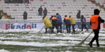 Sivasspor-Kasımpaşa maçı kar yağışı nedeniyle gecikmeli başladı