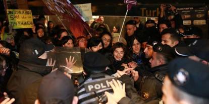 Kadınlar, ablukaya rağmen 'mücadelemiz yasak tanımaz' dedi: Taksim'de '25 Kasım' engeli