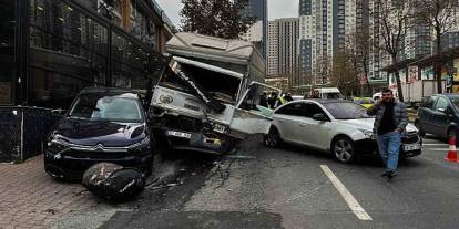 Esenyurt'ta bir kamyon 3 otomobili biçti