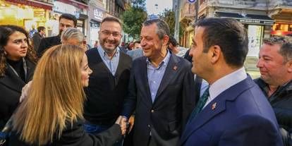 CHP lideri Özel, İstiklal Caddesi'nde yurttaşlarla bir araya geldi