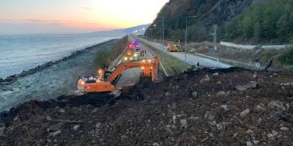 Artvin'de heyelan: Karadeniz Sahil yolu ulaşıma kapandı