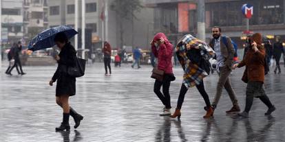 İstanbul'da mesai çıkışı kabusu! Sağanak bastırdı, trafik kilitlendi