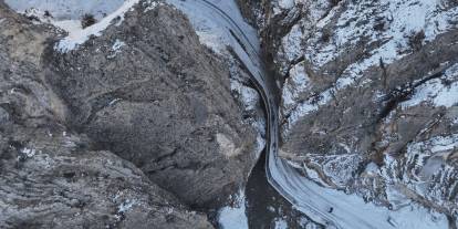 Artvin'de kayalıklar arasında tehlikeli yolculuk: Korku ve adrenalin bir arada