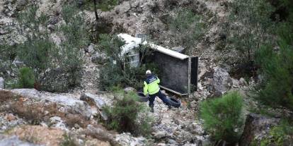 Alanya'da araç uçurumdan yuvarlandı: 1ölü, 1 yaralı