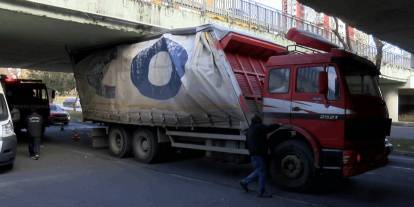 Bakırköy’de kamyon alt geçitte sıkıştı, sürücüye ceza uygulandı