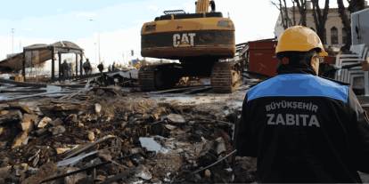 İBB, Tarihi Sirkeci Garı'nın çevresindeki izinsiz düzenlemeleri yıktı