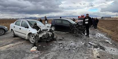 Denizli'de feci kaza! 2 otomobil kafa kafaya çarpıştı: 3 ölü, 3 yaralı