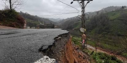 Rize'de heyelan! Köy yolu ulaşıma kapandı