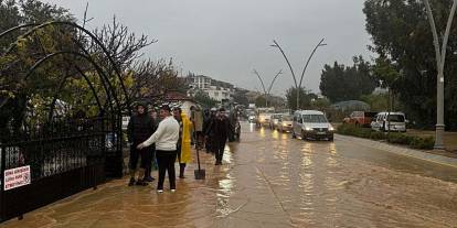 Datça'da sağanak: Dere taştı, ev ve iş yerlerini su bastı