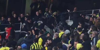 Fenerbahçe tribünlerinde 'Ali Koç' kavgası: Taraftarlar yumruk yumruğa birbirine girdi