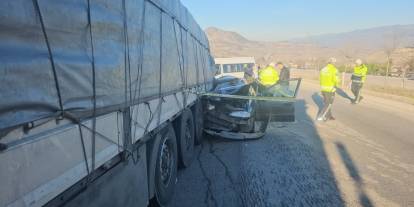 Tokat'ta otomobille TIR çarpıştı: 1 ölü, 3 yaralı