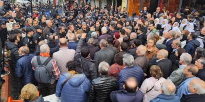 Akdeniz'de halk, kayyıma karşı sokakta: Yürüyüşe polis engeli