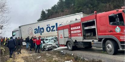 Tokat'ta feci kaza! Otomobil ile TIR çarpıştı: 2 ölü, 1 yaralı