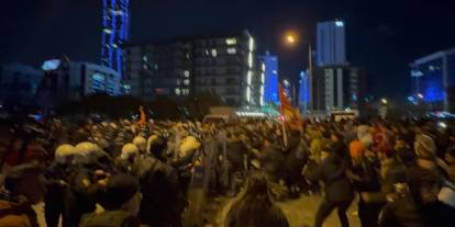 İzmir'de protestolar sürüyor! AKP İl Binası’na yürümek isteyen öğrencilere polis engeli