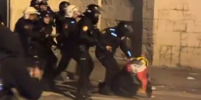 Saraçhane'de Türk bayraklı protestocuya polis uçan tekme attı: Sosyal medya bunu konuşuyor