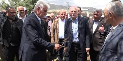 TZOB Başkanı Bayraktar, don felaketi yaşanan kayısı bahçesinden seslendi