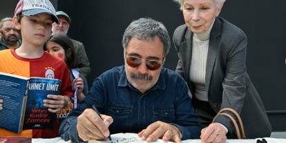 İzmir’de edebiyat şöleni: Usta kalemler İZKİTAP’ta kitap kurtlarıyla buluştu