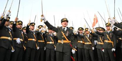 Mahkemeden kılıçlı yemin eden teğmene “emre itaatsizlik”ten verilen disiplin cezası hakkında karar