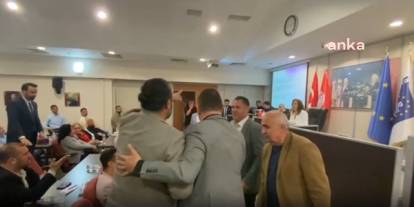 İzmir'de AK Partili meclis üyesi “Ağzını yüzünü dağıtırım” diyerek kürsüye yürüdü