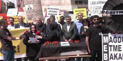Atanamayan öğretmenlerden tabutlu protesto: 'Gıyabi cenaze namazı' kıldılar