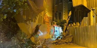 6.2'lik depremde hasar almış! Fatih'te 2 katlı bina çöktü